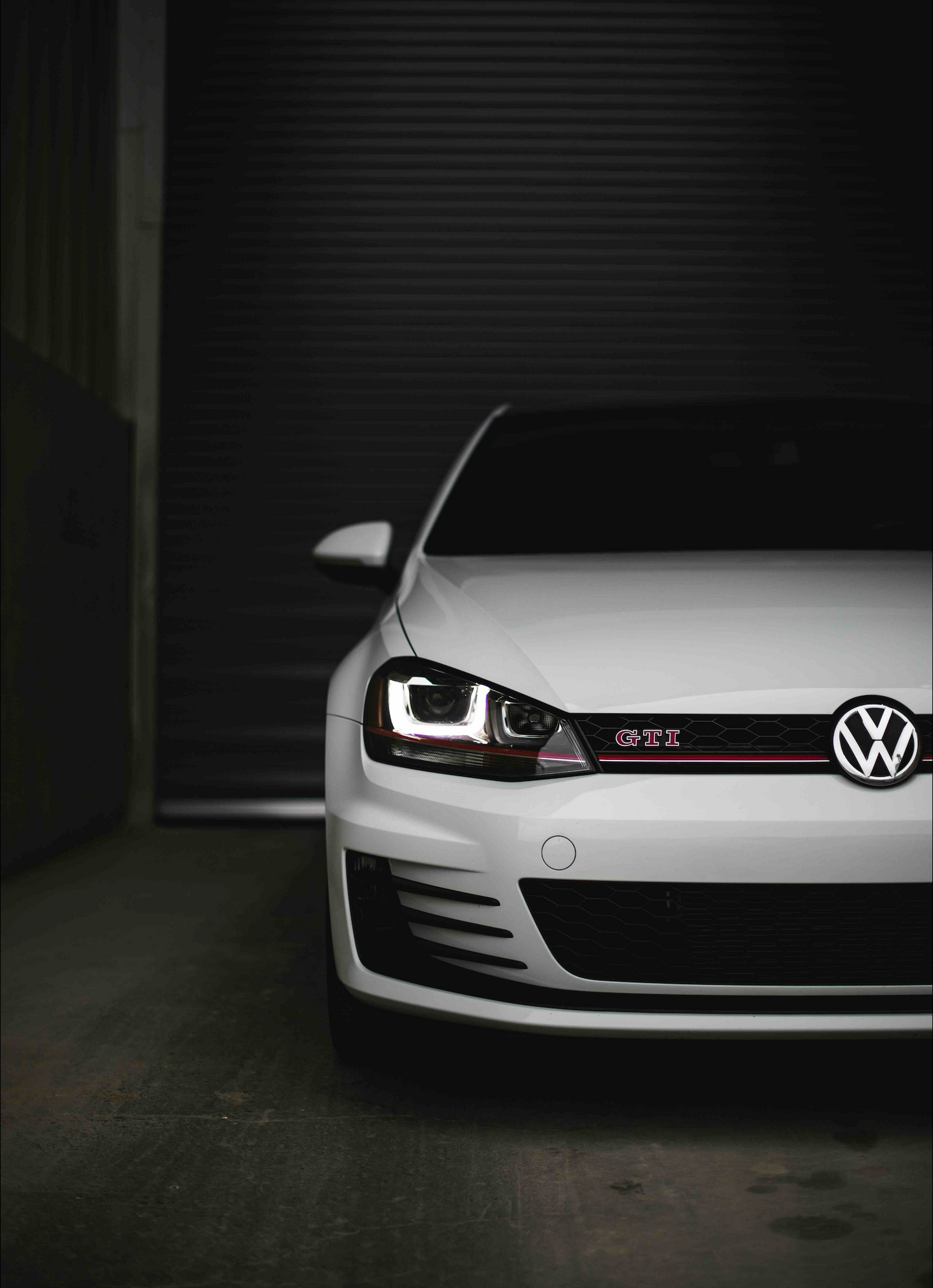 Volkswagen Golf GTI blanc vue avant — Express Parts, moteurs Volkswagen d'occasion garantie 3 mois