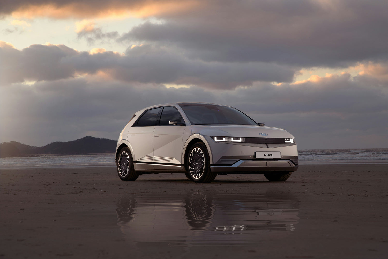 Hyundai Ioniq 5 blanc sur plage au coucher du soleil — Express Parts, moteurs Hyundai d'occasion garantie 3 mois