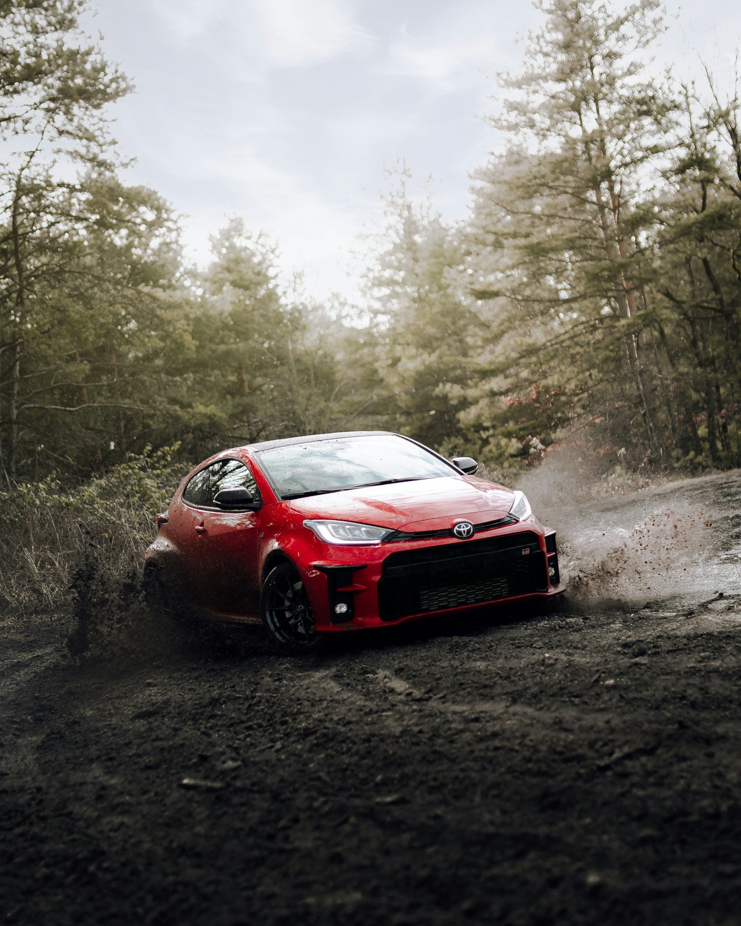 Toyota GR Yaris rouge sur piste — Express Parts, moteurs Toyota d'occasion garantie 3 mois