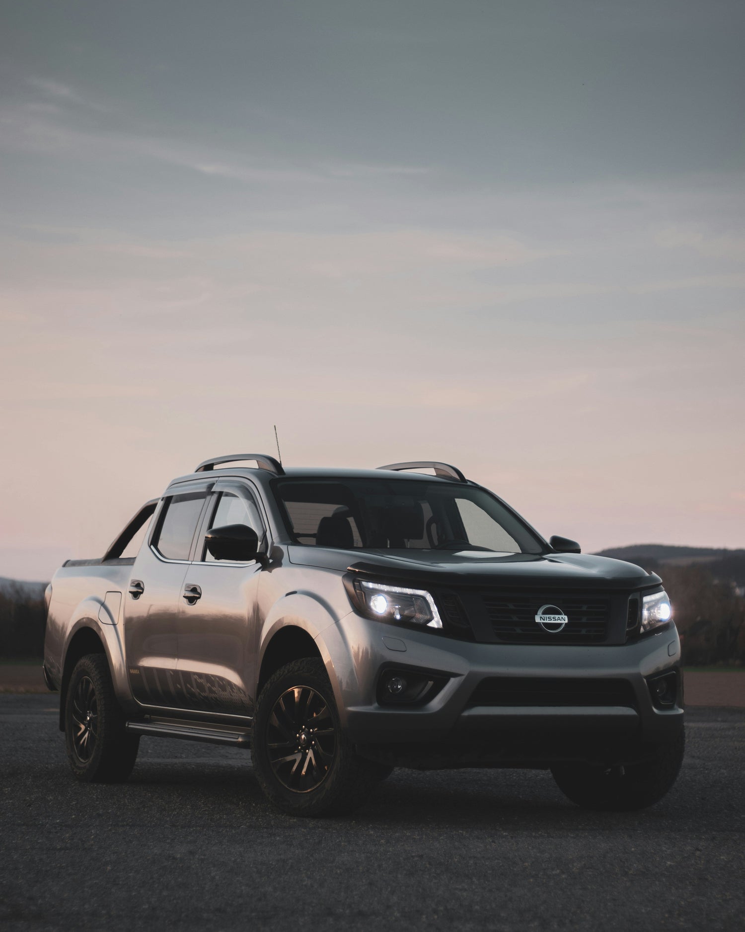 Nissan Navara pick-up gris vue avant — Express Parts, moteurs Nissan d'occasion garantie 3 mois